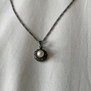 Silver necklace with cultured pearl